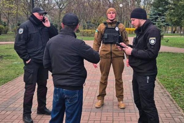 Охорона спіймала ексгібіціоніста у київському парку (фото)