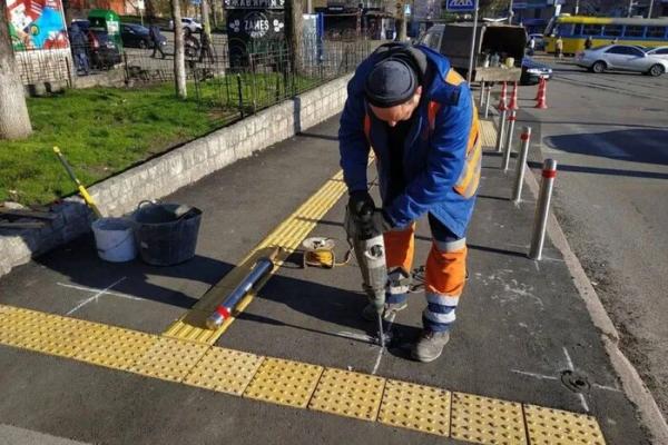 Майже половина антипаркувальних стовпчиків у Києві викрадена або пошкоджена