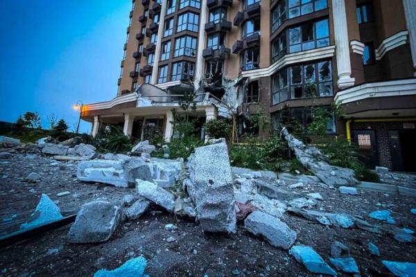 У Софіївській Борщагівці через атаку дрона сталася пожежа у багатоповерхівці (фото)