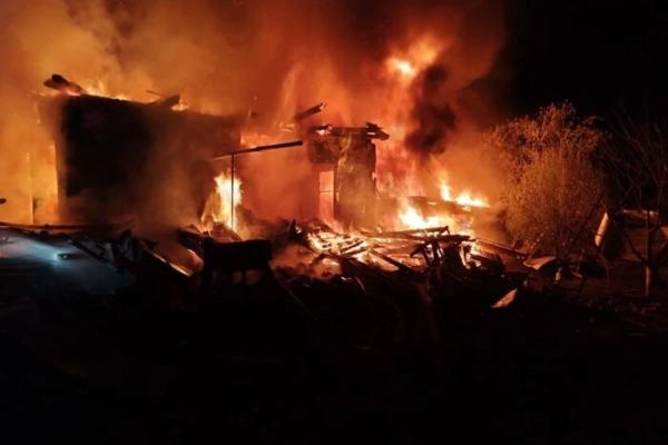 На Київщині внаслідок атаки російських дронів спалахнула пожежа, пошкоджені будинки
