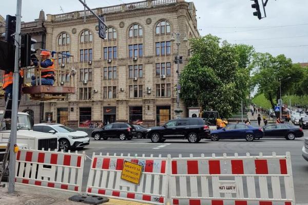 На перехресті вулиць Хрещатик і Прорізна вимкнено світлофори, рух регулює поліція
