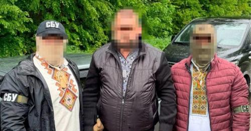 У День вишиванки правоохоронці у вишиванках затримали на хабарі чиновника, який також був…
