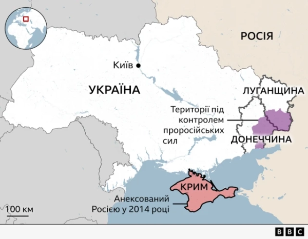 Карта України до початку війни, на якій зображено Україну та Росію. Ключові території позначені: Крим, повністю анексований Росією у 2014 році; Луганськ і Донецьк підписані, а значна частина східної частини цих двох областей заштрихована фіолетовим кольором і позначена як території, підконтрольні проросійським сепаратистам. Також позначено столицю — Київ, і присутнє вставне зображення з розташуванням України на мапі Європи.