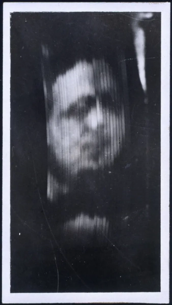 Розмите зображення обличчя людини на екрані