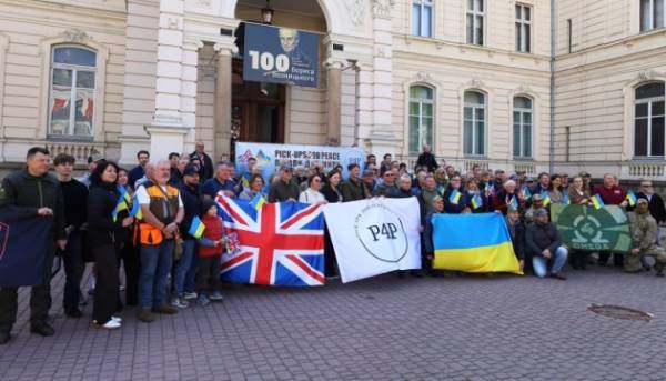 Британські аграрії відправили українським захисникам ще 38 авто підвищеної прохідності.