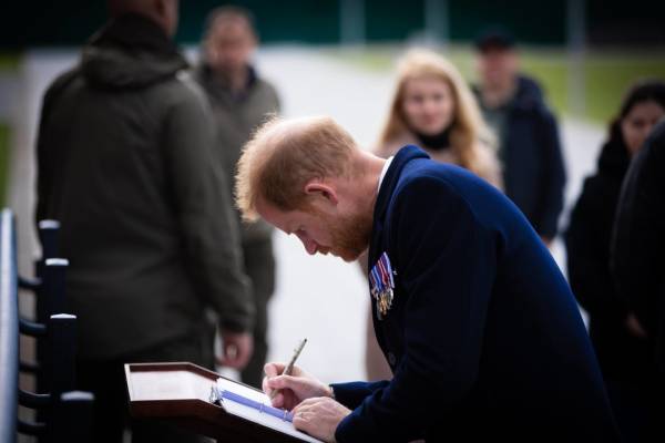 Герцог Сассекський вшанував пам'ять загиблих оборонців на Національному військовому цвинтарі 11