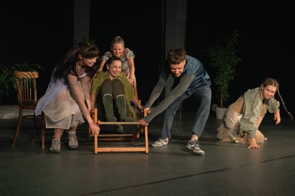 У Львові демонструватимуть виставу «Тут буде сад» з інклюзією жестової мови. 6