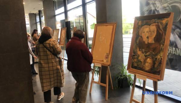 Вшановуючи 90-річчя режисера Юрія Іллєнка, у Чернівцях відкрили експозицію його художніх робіт. 9