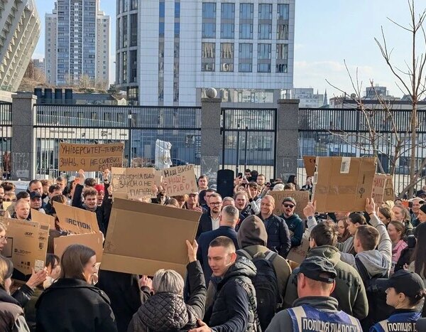 Протест студентів та викладачів провідного спортивного університету перед Міністерством спорту.