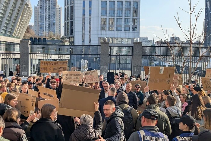 Протест студентів та викладачів провідного спортивного університету перед Міністерством спорту.