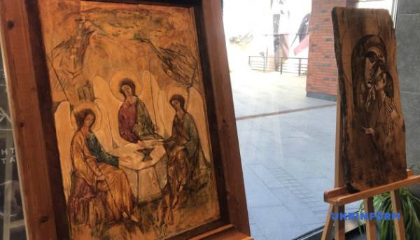 Вшановуючи 90-річчя режисера Юрія Іллєнка, у Чернівцях відкрили експозицію його&hellip;