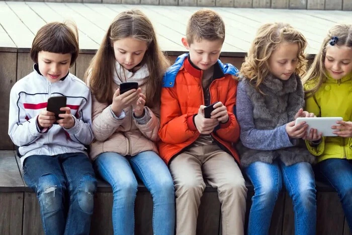 Рада може заборонити смартфони в навчальних закладах: народний депутат пояснив причину