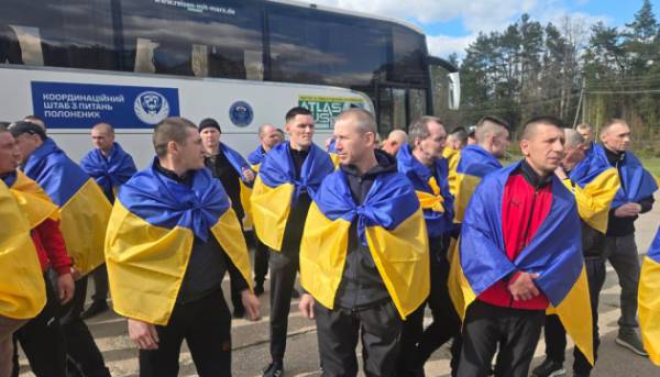 Служба безпеки України оприлюднила унікальні кадри з процесу обміну військовополоненими.