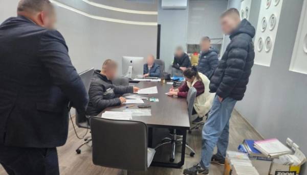 П'ять осіб затримано у справі про відмивання майже 580 мільйонів гривень на оборонних угодах. 11