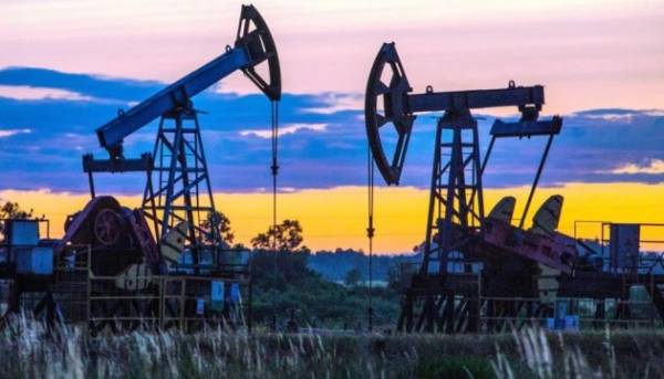 Вартість нафти падає через відмову ОАЕ від членства в ОПЕК