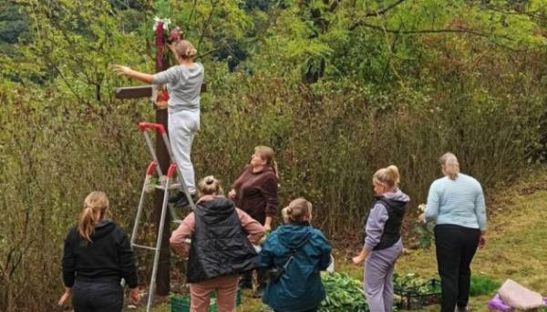В Тернопільській області обряд прикрашання хрестів визнали нематеріальною культурною спадщиною.