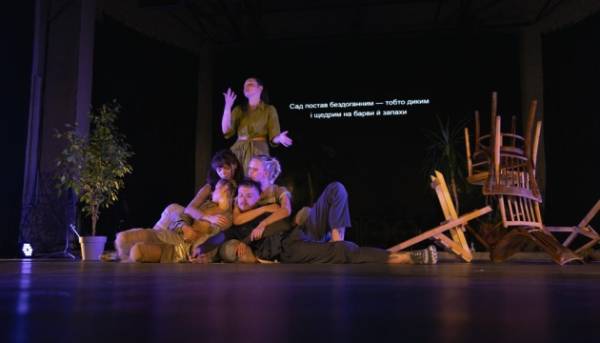 У Львові демонструватимуть виставу «Тут буде сад» з інклюзією жестової мови. 4