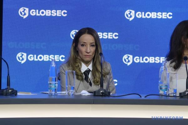 На конференції GLOBSEC обговорювали повернення українських дітей, вивезених до Росії. 11