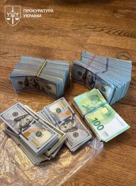 Суд заарештував п’ятьох осіб, яких підозрюють у приховуванні діяльності мережі "порноофісів". 8 Суд заарештував п’ятьох осіб, яких підозрюють у приховуванні діяльності мережі "порноофісів". 8