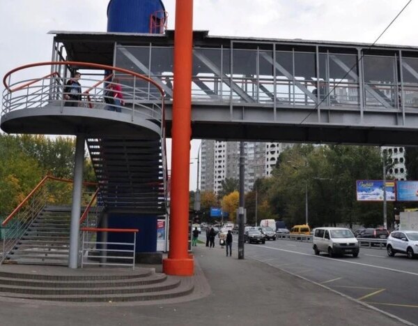Пересування пішоходів по повітряних мостах на вулиці Олени Теліги заборонено&hellip;