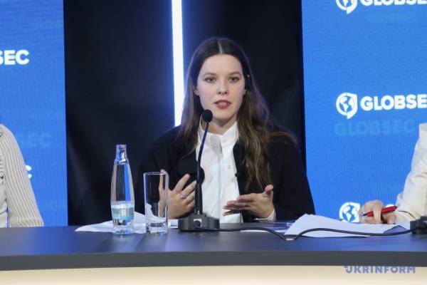 На конференції GLOBSEC обговорювали повернення українських дітей, вивезених до Росії. 10