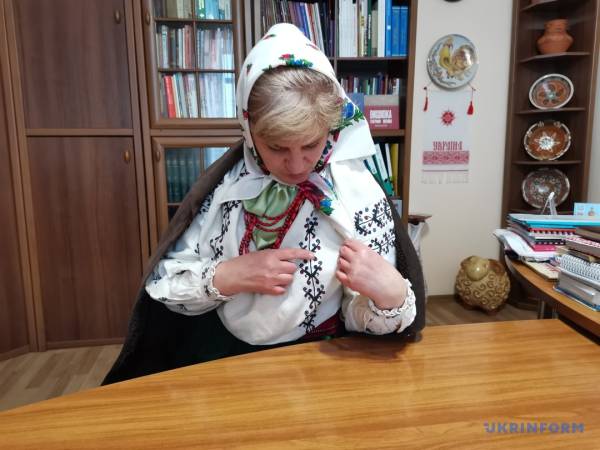 Як майстрині з Вінниці вишили жіночу долю в одязі 12