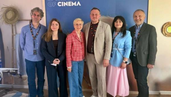 Головна 105 Український стенд розпочав роботу на Каннському фестивалі.