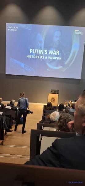 Історик вважає, що Путін використовує спотворену історію для виправдання нападу на Україну. 4