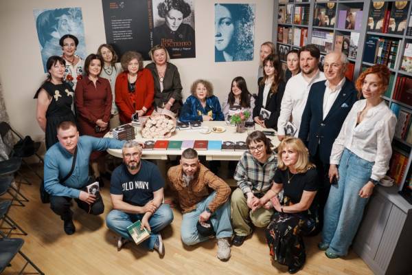 Ліна Костенко презентувала збірку віршів «Вітер із Марса» 6