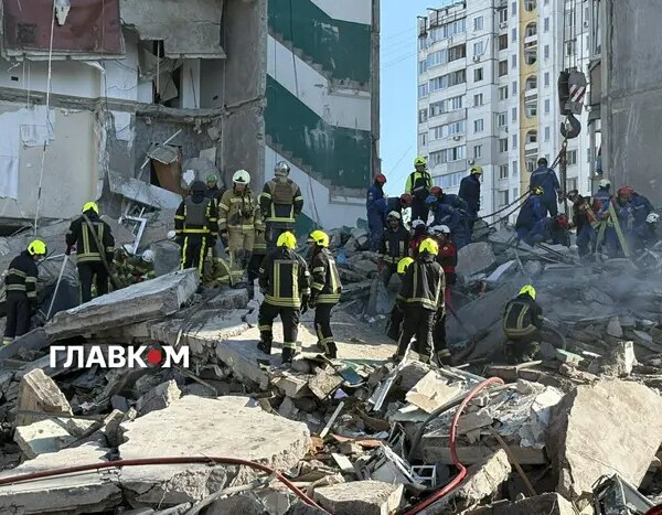 Головна 101 Російські війська знищили житловий будинок у Києві, загинула одна людина,…