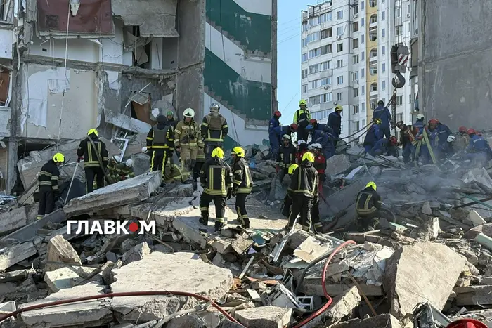 Головна 74 Російські війська знищили житловий будинок у Києві, загинула одна людина, є поранені.…
