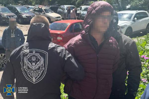 Бюро економічної безпеки виявило та припинило дві корупційні схеми, в результаті чого були затримані аналітик та детектив. 5 Бюро економічної безпеки виявило та припинило дві корупційні схеми, в результаті чого були затримані аналітик та детектив. 5