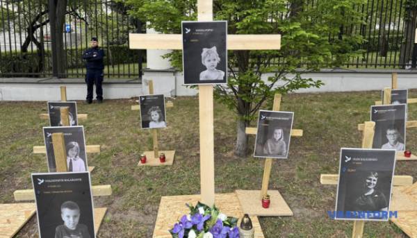 Протест біля російського посольства у Варшаві, де демонстрували фото загиблих українських дітей. 12