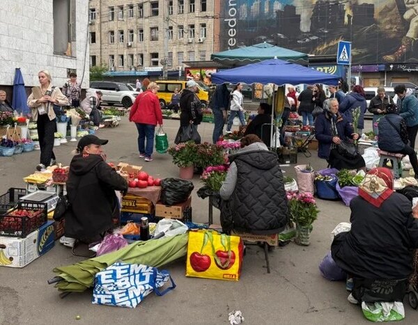 На зруйнований російським обстрілом Лук’янівський ринок повертаються торгівці (фото)