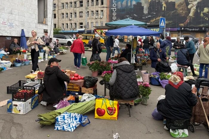 На знищений російською атакою Лук’янівський ринок повертаються продавці (фото)