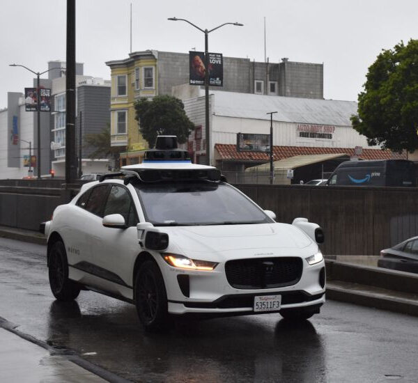Головна 97 Waymo тимчасово припиняє роботу роботаксі на автомагістралях США через безпекові…