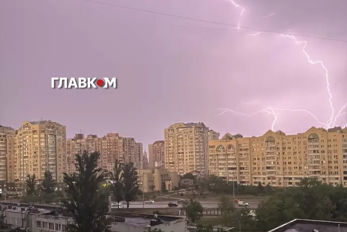 Головна 88 Київ накрила негода (фото, відео)