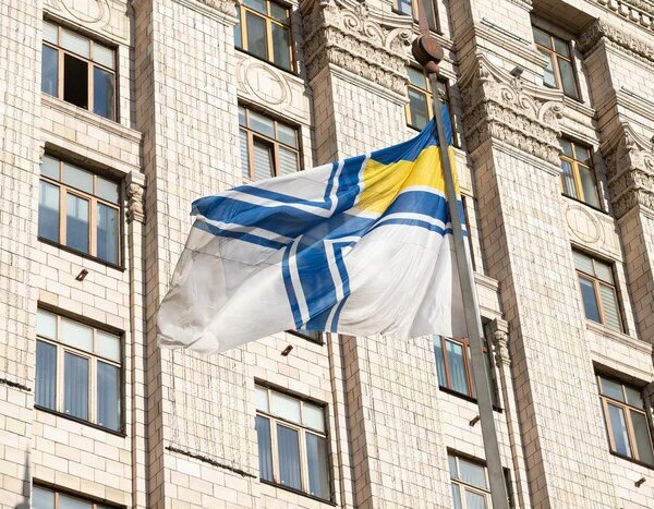 Прапор ВМС ЗСУ замайорів на флагштоку КМДА: пояснення значення
