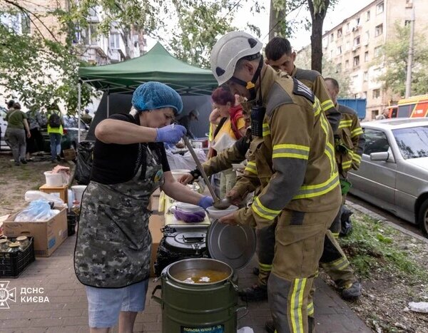 Головна 100 У столиці України після російського нападу постраждало 81 особа. Україна…