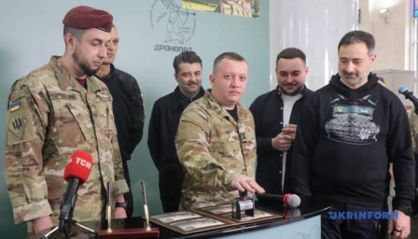Укрпошта разом із фондом «Повернись живим» представили благодійну поштову марку. 13