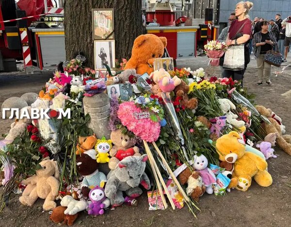 Головна 113 Іноземні дипломати оглянули багатоповерхівку в Києві, знищену російською ракетою (фото)