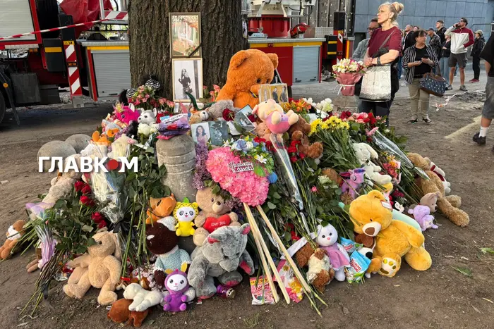 Головна 93 Іноземні дипломати оглянули багатоповерхівку в Києві, знищену російською ракетою (фото)