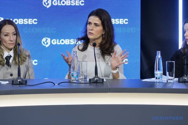На конференції GLOBSEC обговорювали повернення українських дітей, вивезених до Росії. 12