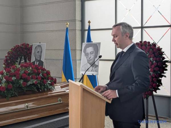 Люксембург передав Україні тіла для перепоховання лідера ОУН Андрія Мельника та його дружини. 18 Люксембург передав Україні тіла для перепоховання лідера ОУН Андрія Мельника та його дружини. 18