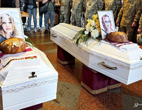 Головна 89 Київ попрощався з доньками героя, яких забрала російська ракета 14…