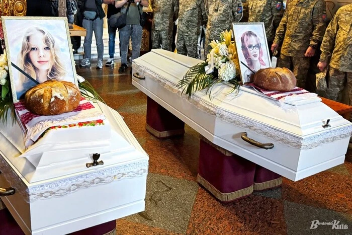 Головна 62 Київ попрощався з доньками героя, яких забрала російська ракета 14 травня (фото)