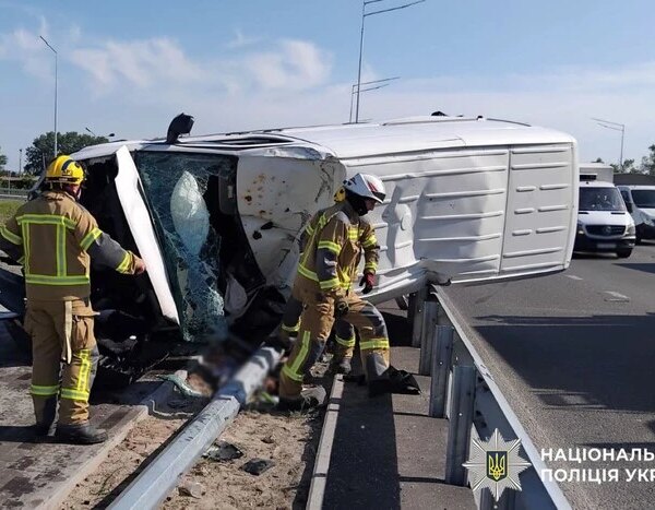 Головна 81 Смертельна аварія в столиці: на вулиці Богатирській після зіткнення перекинувся…