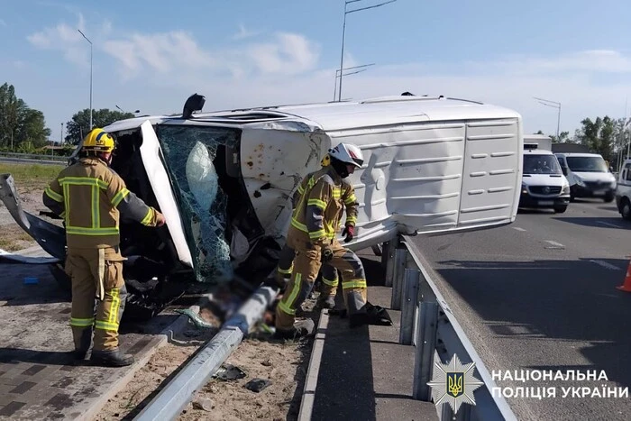 Головна 54 Смертельна аварія в столиці: на вулиці Богатирській після зіткнення перекинувся мікроавтобус Volkswagen
