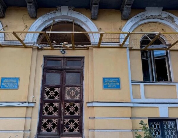 Головна 94 Київський Жовтневий палац постраждав від обстрілу РФ (знімки, кадри)