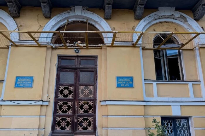 Головна 80 Київський Жовтневий палац постраждав від обстрілу РФ (знімки, кадри)